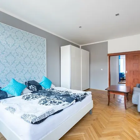 Bright Few Steps From Centre Apartment *