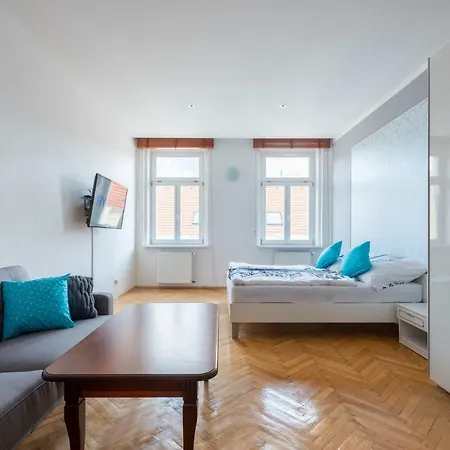 Bright Few Steps From Centre Apartment *